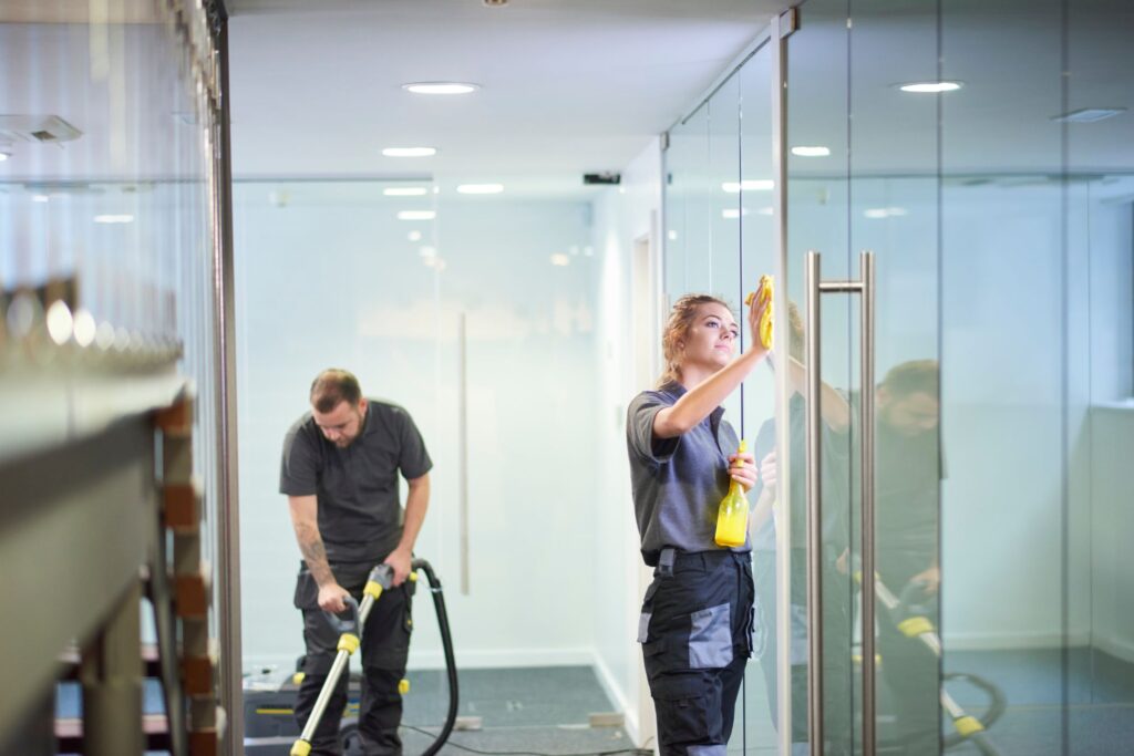 Facility Management, Erstbezugsreinigung, Bauendreinigung, Tatortreinigung, Glas- / Fassaden- und Bodenreinigung, Industriereinigung, Küchenreinigung